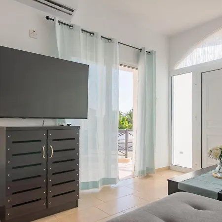 3br Sunset View Retreat Steps From The By Cyprus Horizons בית נופש בורוקליני